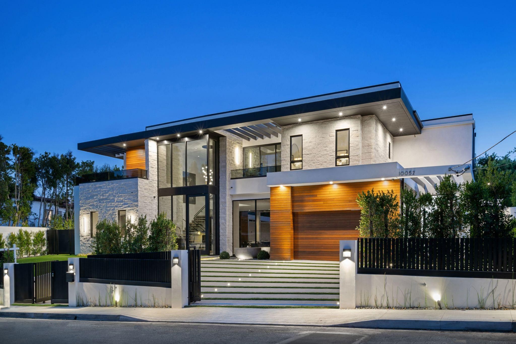Luxury Living Redefined: Modern Homes